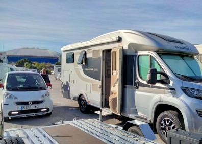 Imagen secundaria 1 - Teresa, Juan and Guillermo alongside their motorhomes. 
