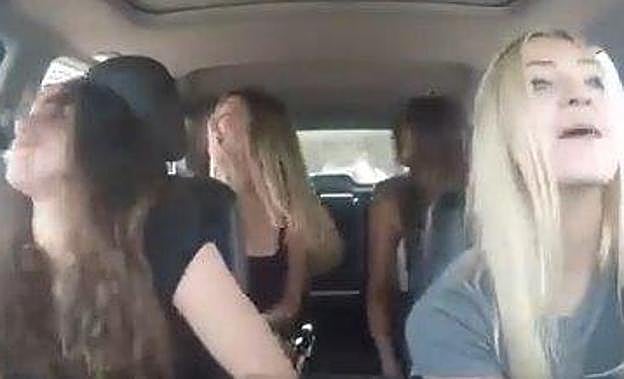 Guardia Civil warn that singing and recording videos in the car can end in tragedy