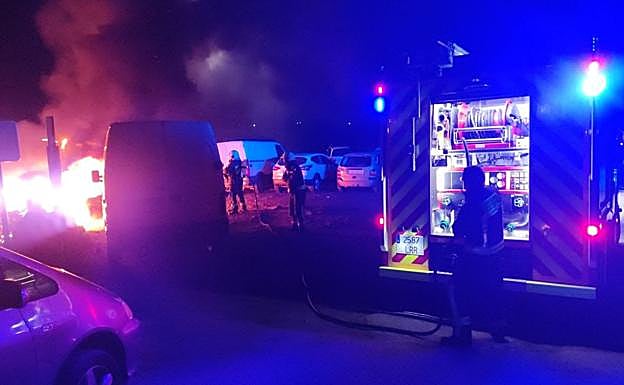 Imagen principal - Seven parked vehicles totally gutted in Torrox blaze, the second such fire in a few weeks