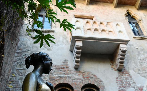 A statue of Juliet stands in the courtyard of the house that supposedly appeared in Shakespeare’s work. 