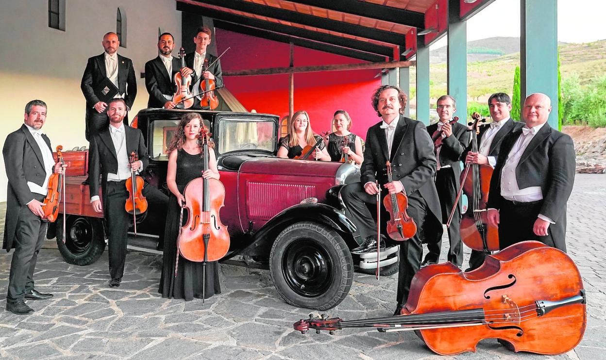 The orchestra, with Gil de Gálvez in the foreground, in a photo taken for their 25th anniversary. 