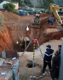 Imagen secundaria 2 - Race against the clock to rescue Moroccan boy trapped in a deep well