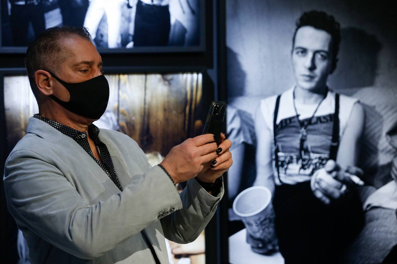 Photos of The Clash, The Slits, Billy Idol and The Ramones revive the wildest, music of the 70s and 80s through the lens of Michael Grecco 