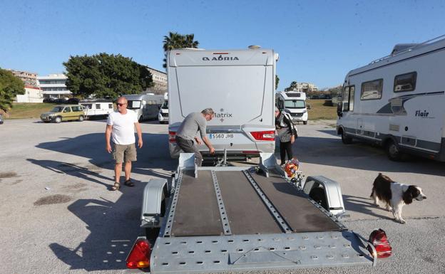 Imagen principal - Motorhomes start to move on as overnight parking is banned next to Malaga&#039;s Martín Carpena sports arena