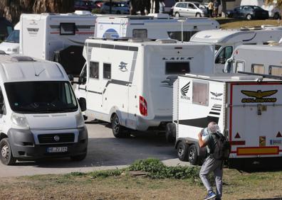 Imagen secundaria 1 - Motorhomes start to move on as overnight parking is banned next to Malaga&#039;s Martín Carpena sports arena