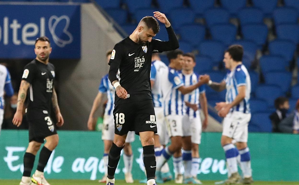 Vadillo laments loss while 'Sanse' players celebrate. 