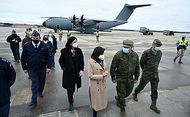 Margarita Robles at Torrejon air base to oversee the sending of humanitarian aid. 