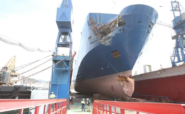 Imagen principal - Damaged ship which hit an islet docks in Malaga port for major repairs