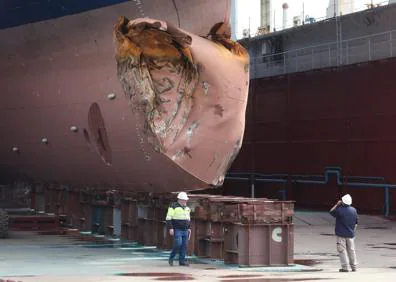 Imagen secundaria 1 - Damaged ship which hit an islet docks in Malaga port for major repairs