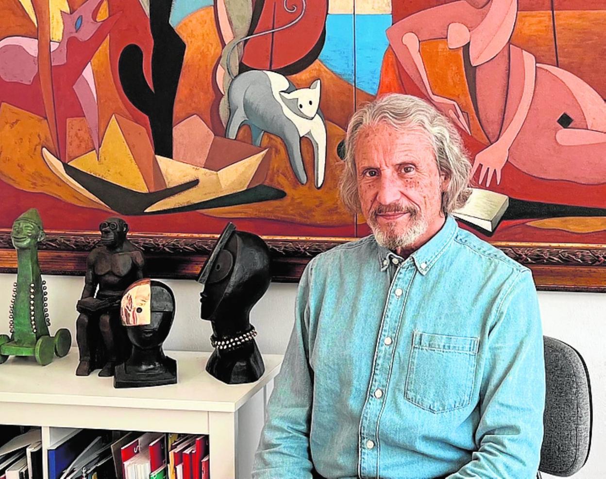 José María Córdoba with some of his works. 