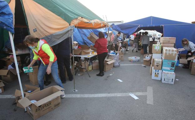 Volunteers working all hours to organise the donations, near Leroy Merlin in Malaga.
