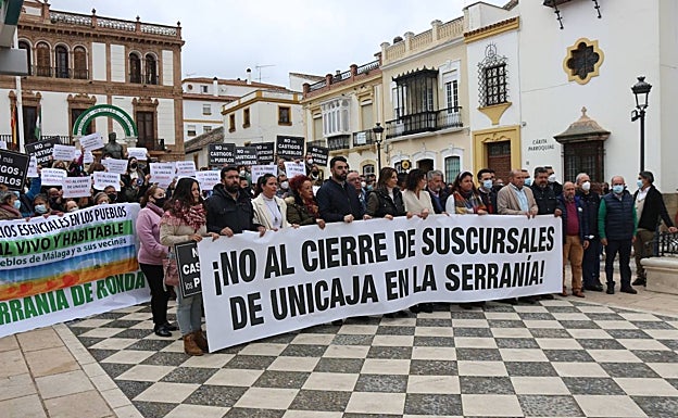 Hundreds of Serranía residents protest in Ronda the closure of Unicaja bank branches in the area