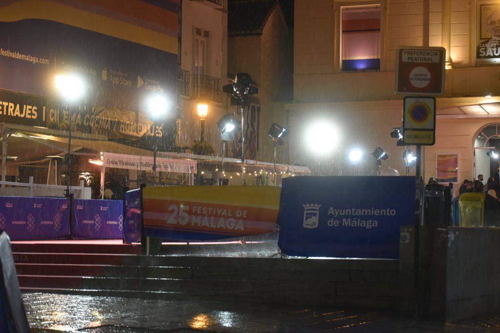 The rain and lightning also surprised the fans at the Malaga Festival who were waiting at the Cervantes Theatre