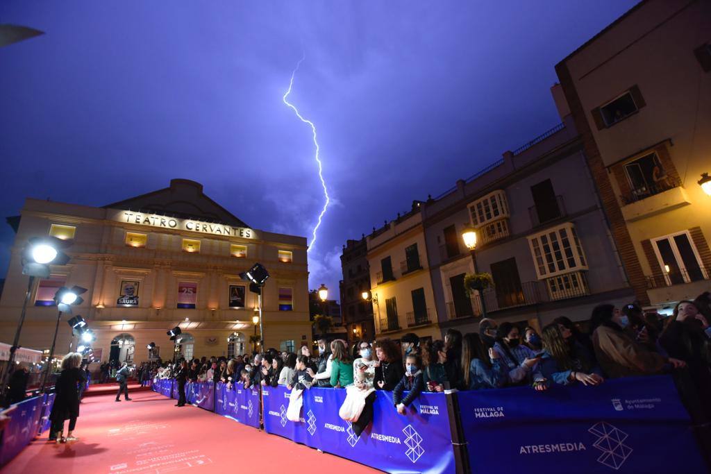The rain and lightning also surprised the fans at the Malaga Festival who were waiting at the Cervantes Theatre