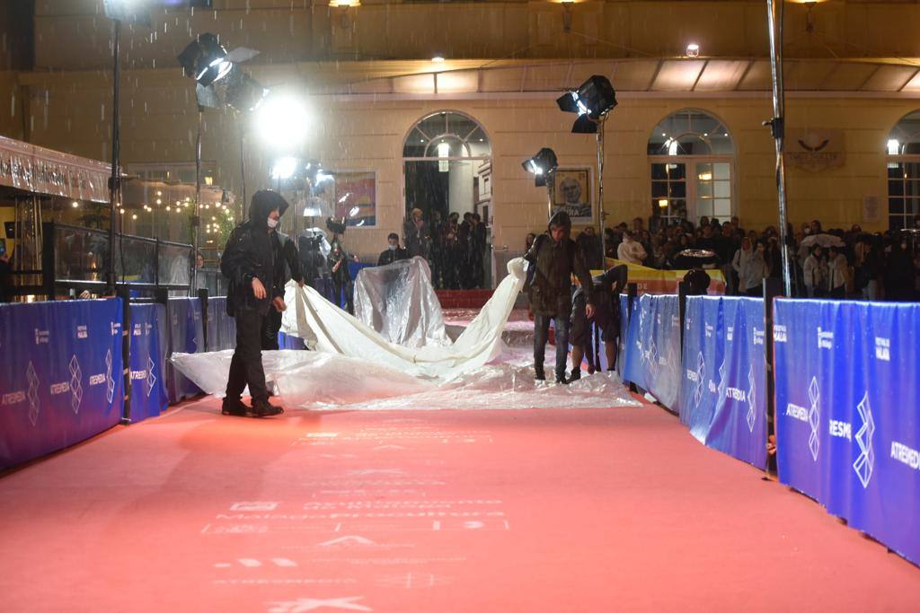 The rain and lightning also surprised the fans at the Malaga Festival who were waiting at the Cervantes Theatre