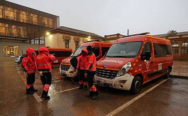 Malaga firefighters take equipment to their counterparts in Ukraine, before returning with refugees