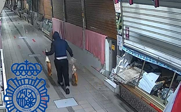 The suspect carrying two legs of Serrano ham