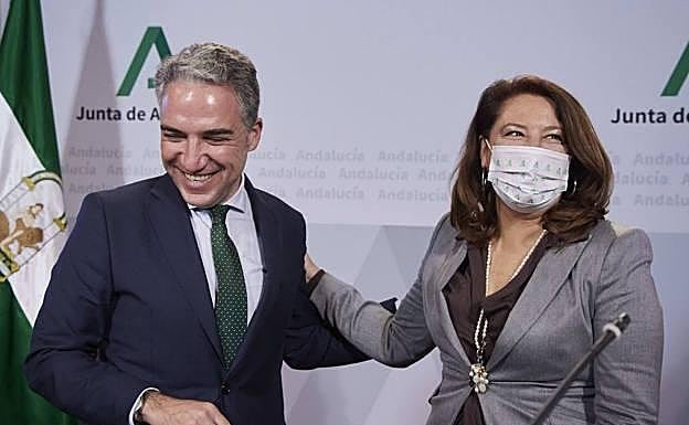 Carmen Crespo, the regional Minister of Agriculture, with the Junta's spokesman, Elías Bendodo.