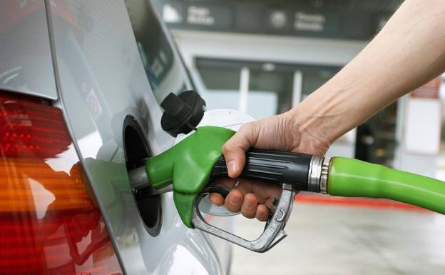 The 20 céntimo discount on a litre of fuel will start being applied this Friday, 1 April