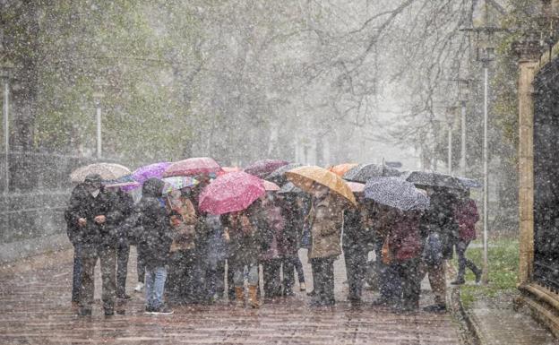 Imagen principal - Snow and wintry weather has returned to parts of Spain with a vengeance