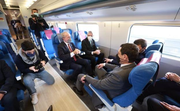 The mayor of Malaga, Francisco de la Torre, and Junta president Juanma Moreno on the train. 