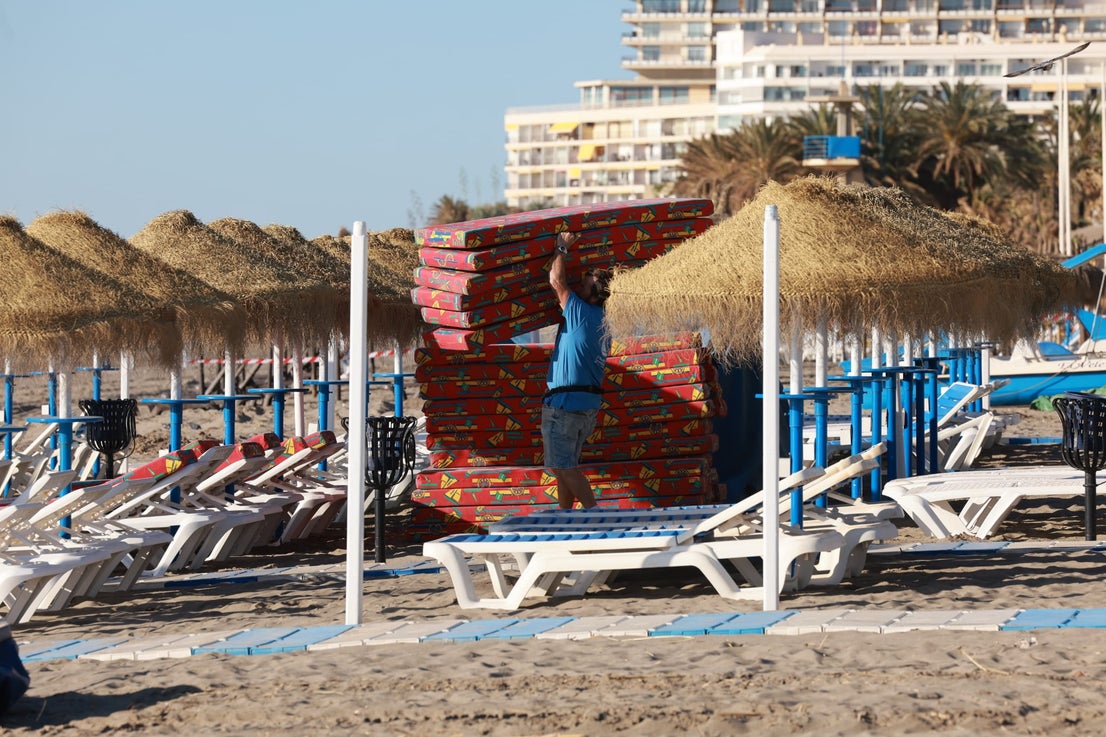 Working against the clock on the Huelin and La Malagueta beaches in Malaga city, and also on the beaches of Torremolinos