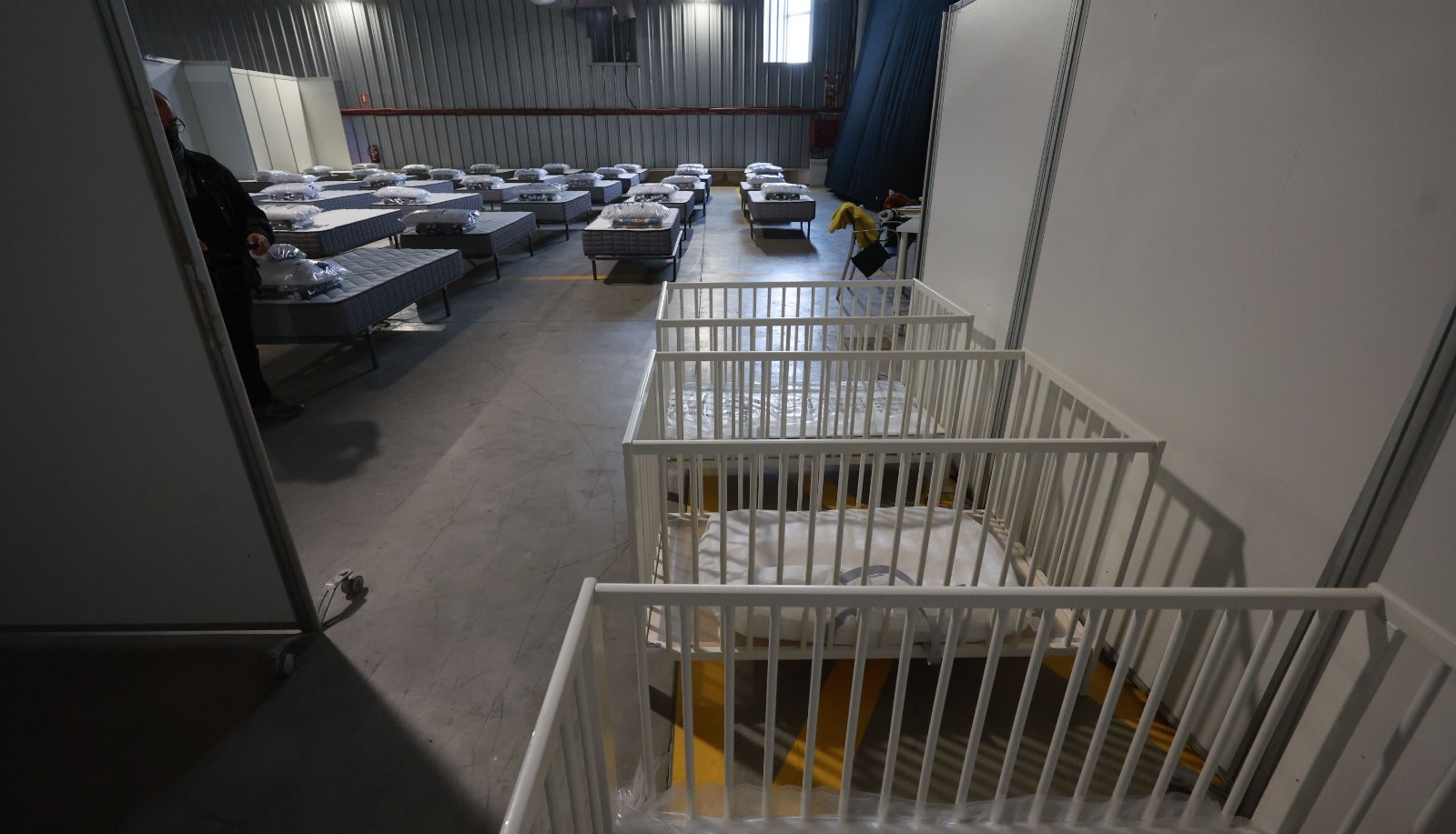 Spain's PM Pedro Sánchez has visited the facilities, where in two weeks some 2,200 people have already been helped, and to where prefabricated housing modules will be added to the Palacio de Ferias car park