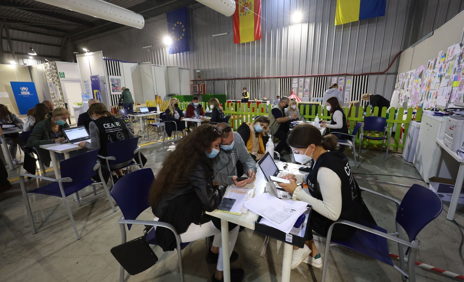 Spain's PM Pedro Sánchez has visited the facilities, where in two weeks some 2,200 people have already been helped, and to where prefabricated housing modules will be added to the Palacio de Ferias car park
