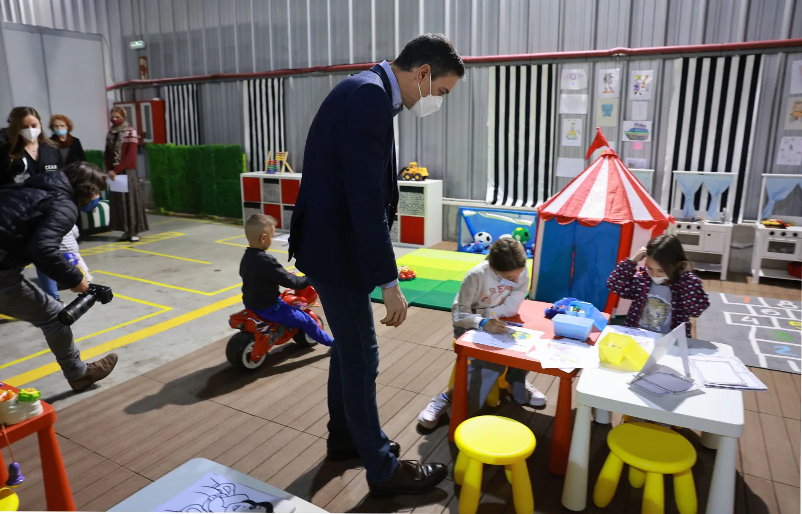 Spain's PM Pedro Sánchez has visited the facilities, where in two weeks some 2,200 people have already been helped, and to where prefabricated housing modules will be added to the Palacio de Ferias car park