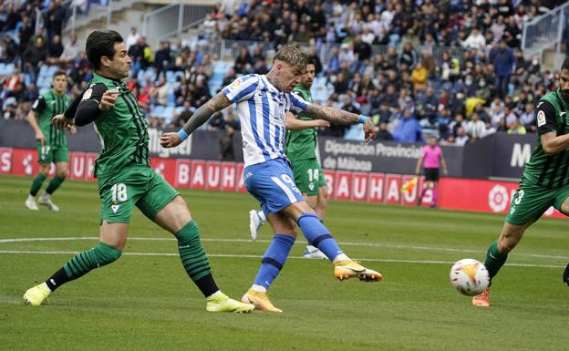 Brandon shoot just inside the box as he gives Malaga the lead. 