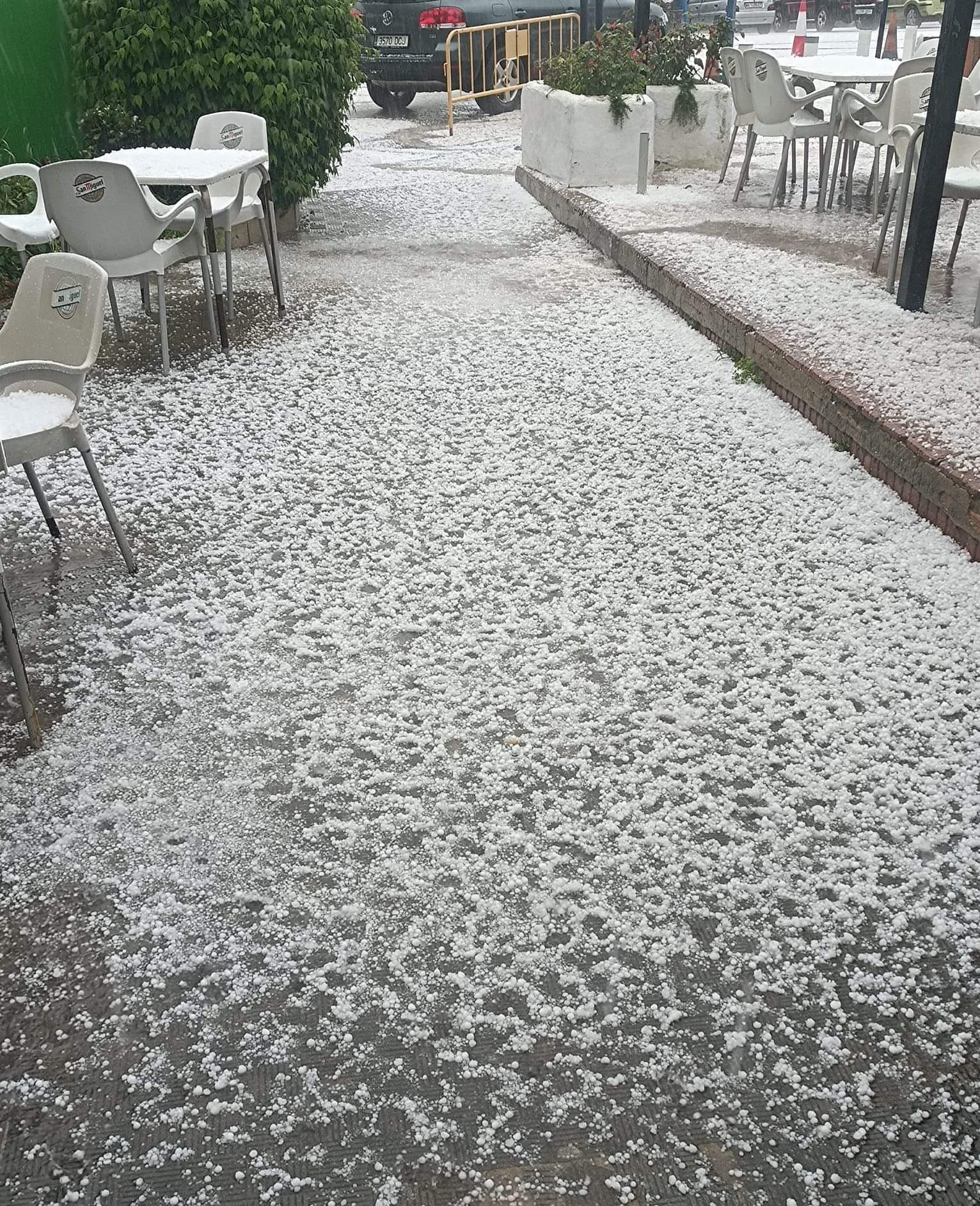 Watch as towns and villages in Malaga province are hit by hailstorms