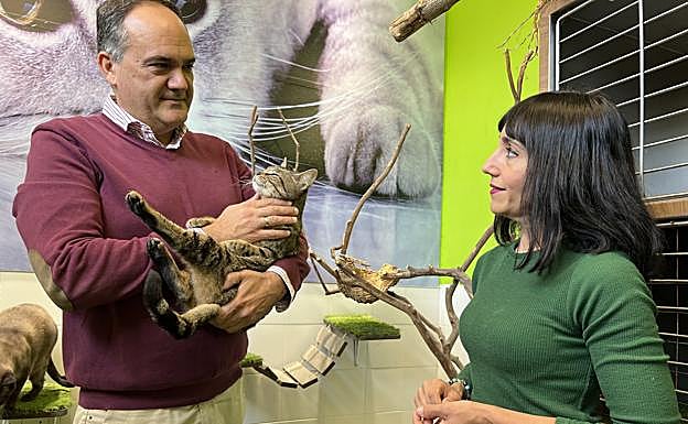 The councillor for Health visits the municipal Zoosanitary Park in Fuengirola. 