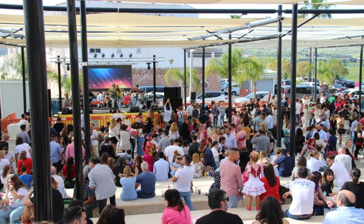 Thousands of visitors enjoyed the daytime feria. 