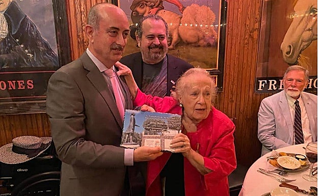 Macharaviaya mayor Antonio Campos presents a gift to honorary vice consul Maria Davis during the gala dinner 