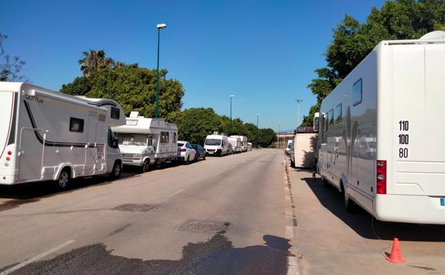 Imagen principal - Motorhome owners are still waiting for an official parking site in Malaga