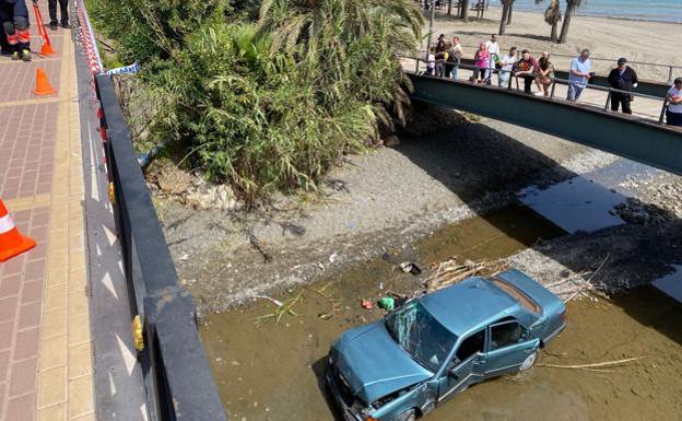 Four injured after car hits two pedestrians and plunges off a bridge in Estepona