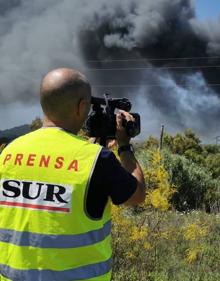 Imagen secundaria 2 - Explosions and toxic smoke complicate fire fighting at Malaga scrapyard blaze, which is now controlled