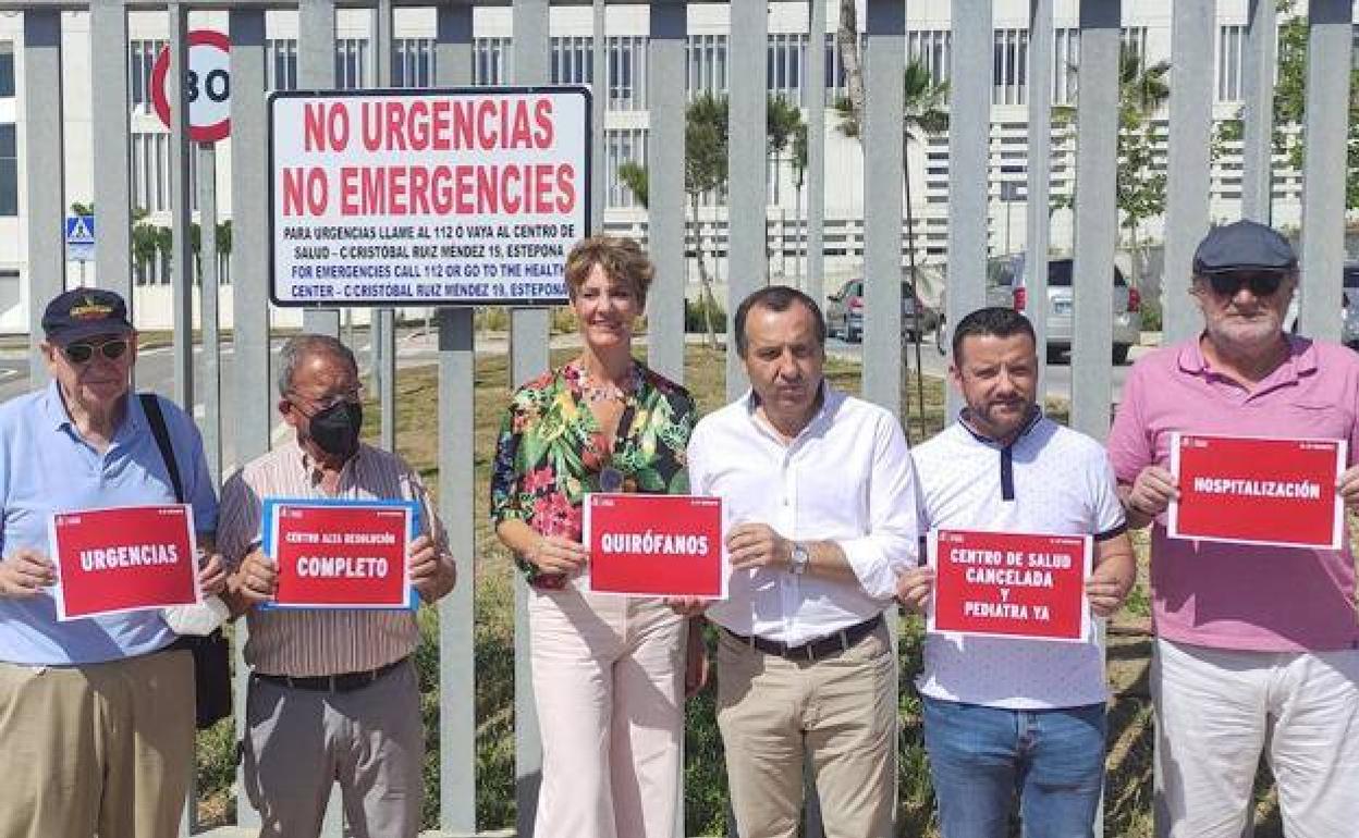 The group protesting outside Estepona's hospital 