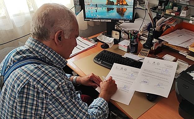 Photographer Paco García signing the donation agreement 