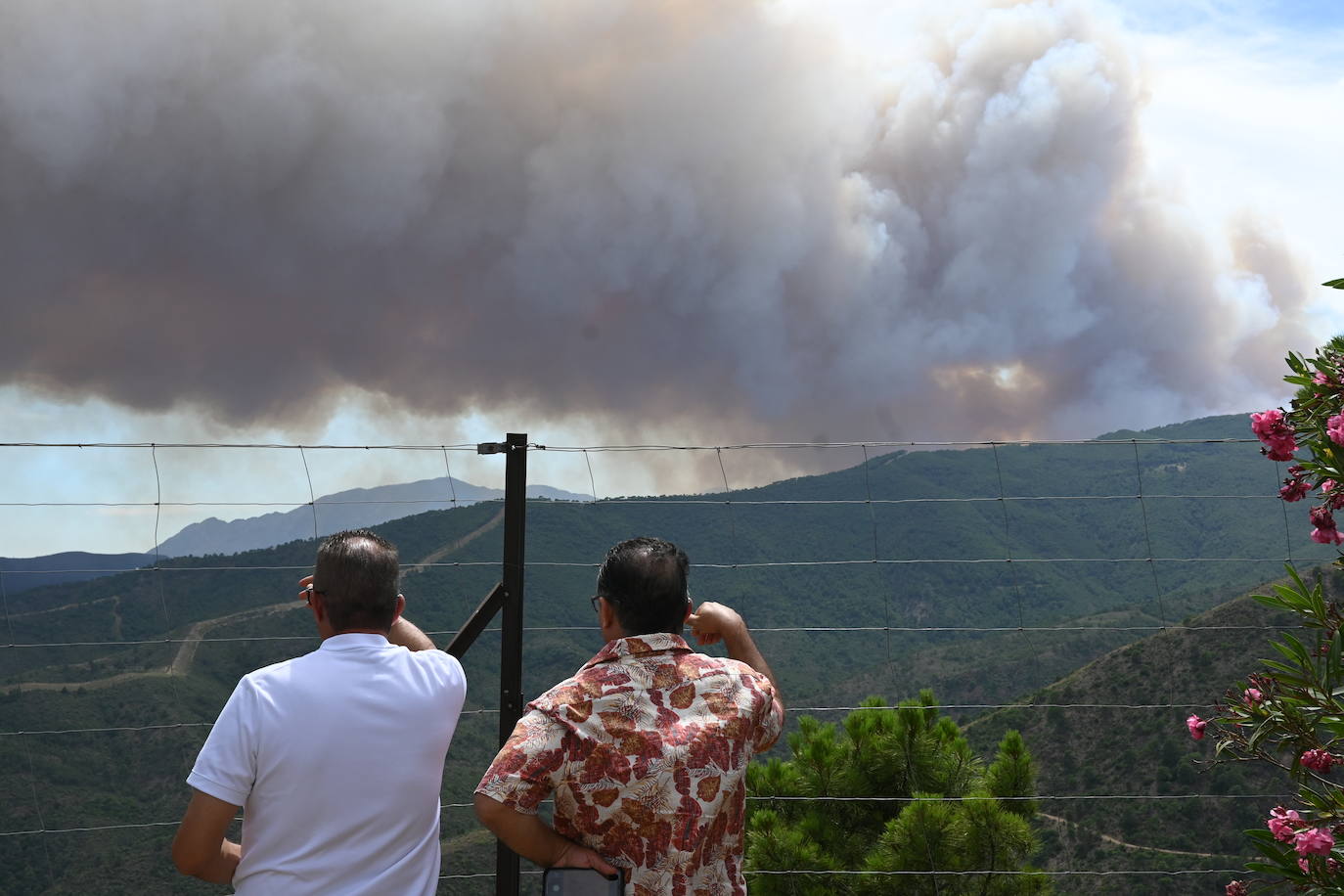 The flames were visible from several points in Malaga province.