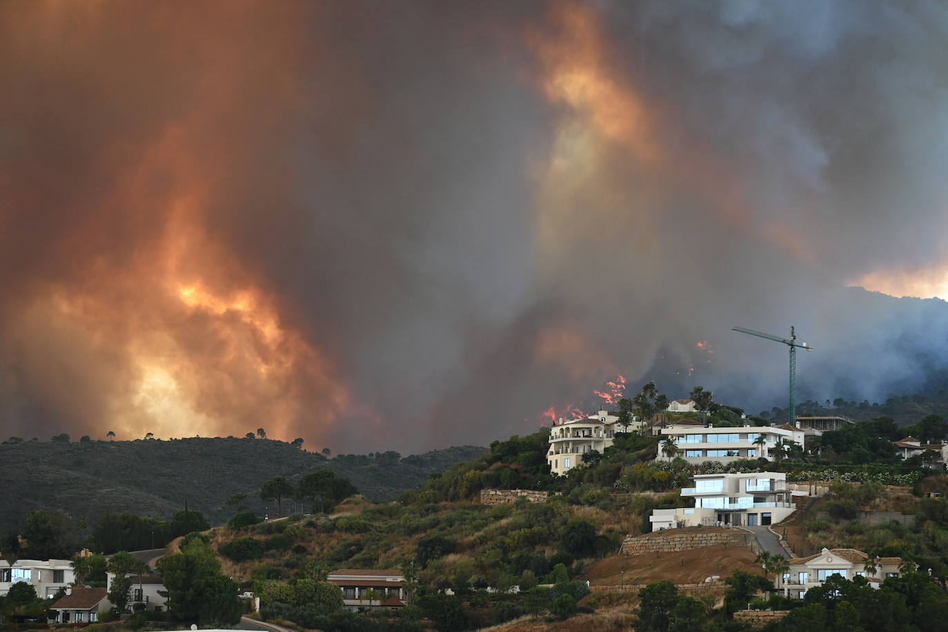 The flames were visible from several points in Malaga province.