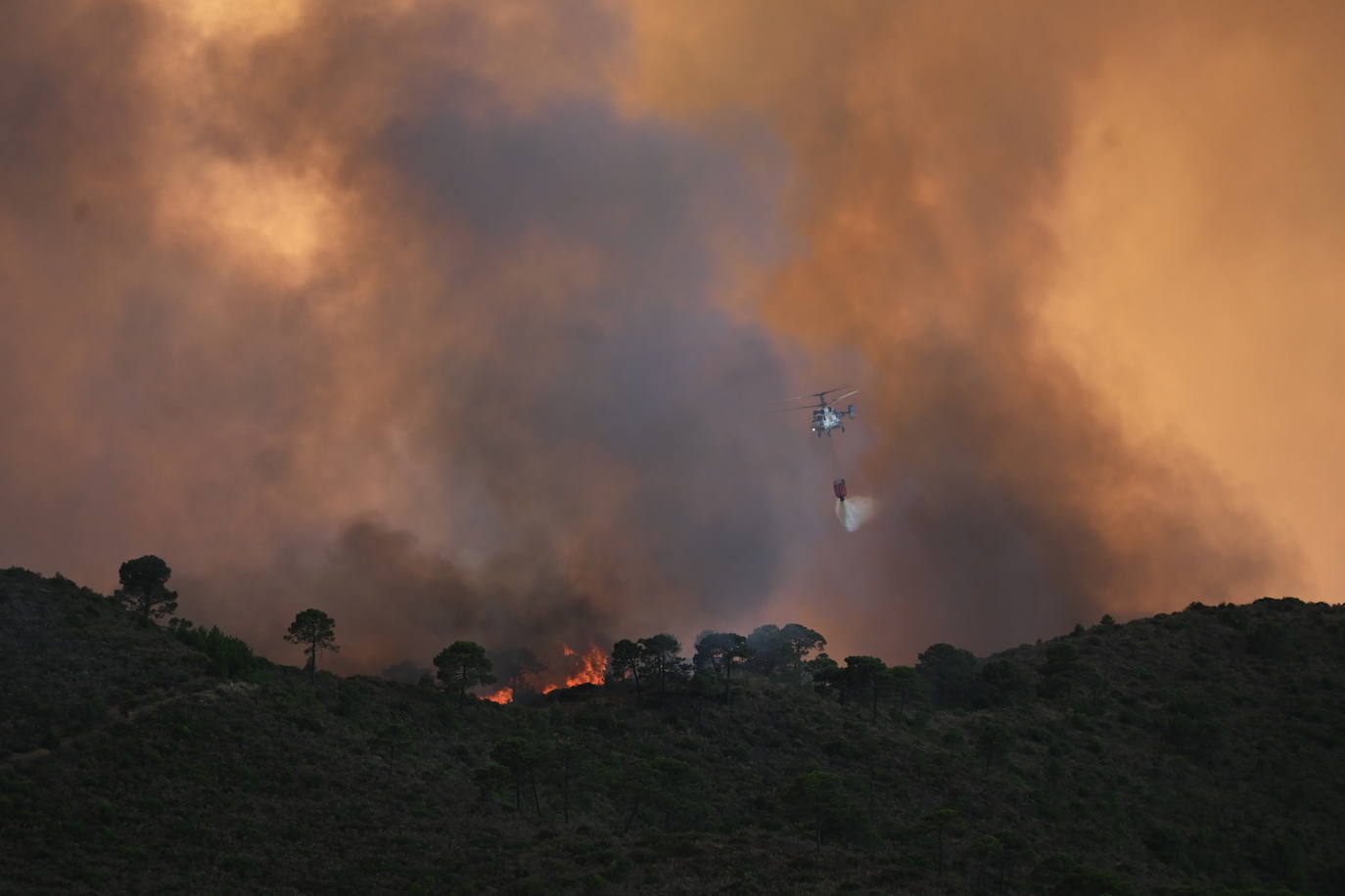 The flames were visible from several points in Malaga province.
