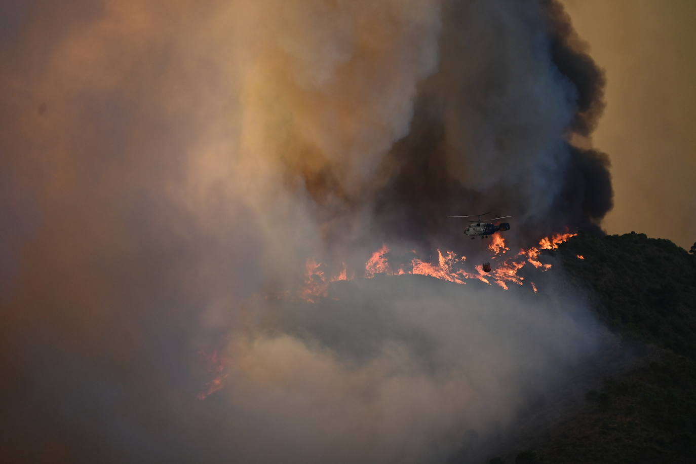 The flames were visible from several points in Malaga province.