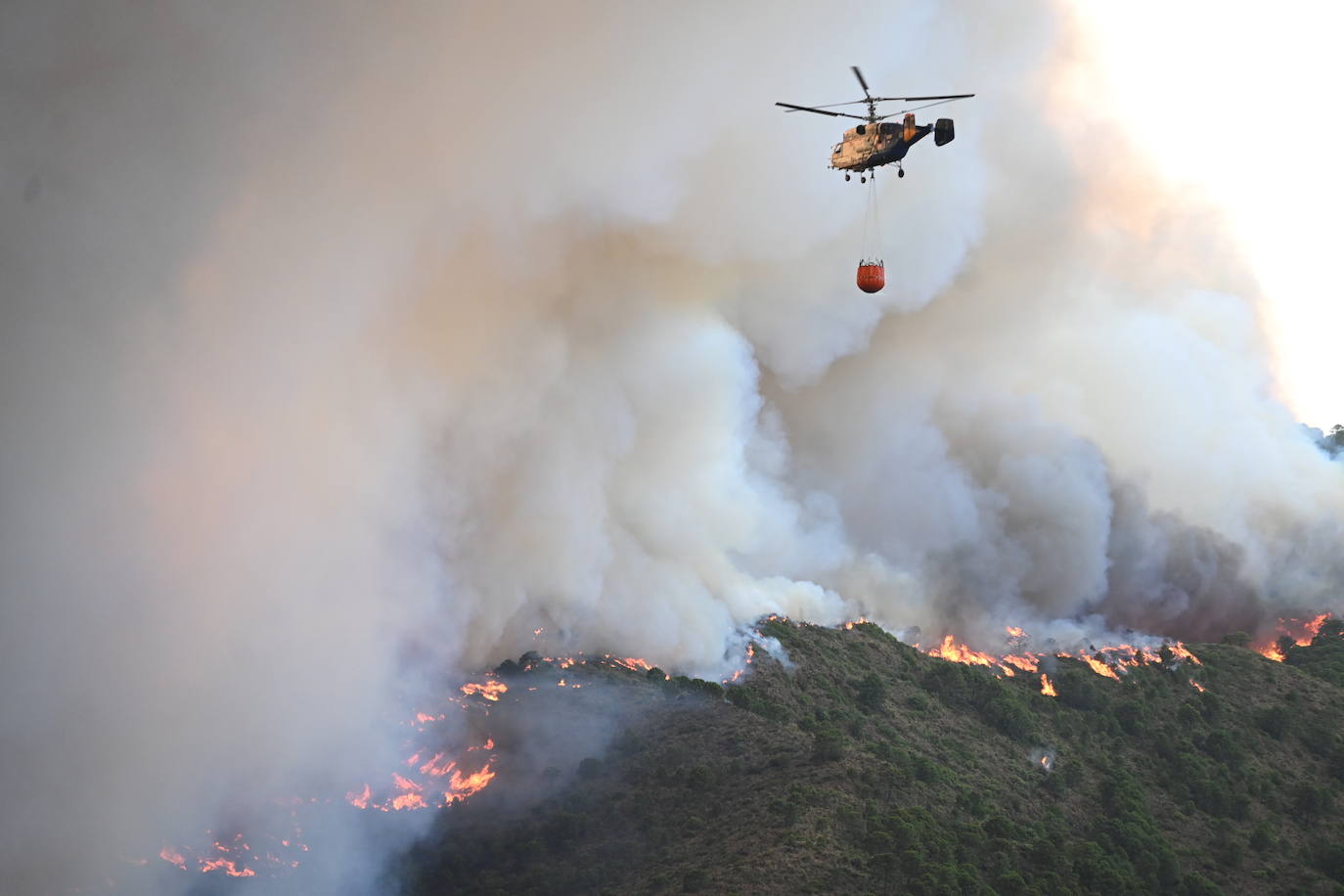 The flames were visible from several points in Malaga province.