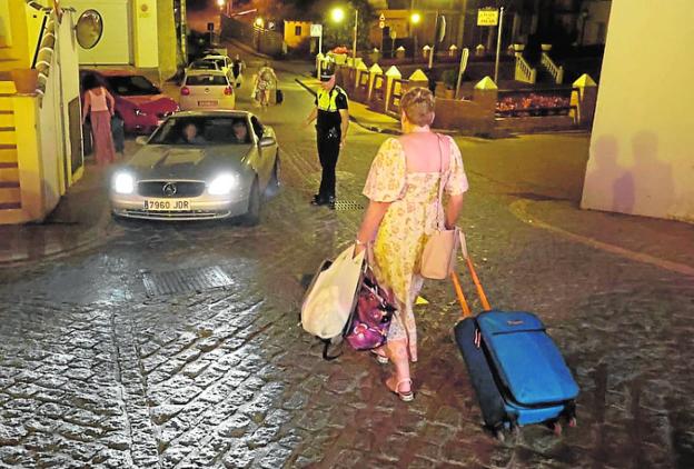 The evacuation of residents in the centre of Benahavís. 