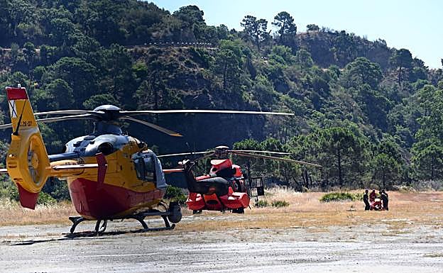 Imagen principal - More than 200 firefighters and 20 aircraft continue their efforts to control the Pujerra wildfire