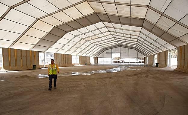 One of the marquees for vehicles which are waiting to embark in Malaga. 