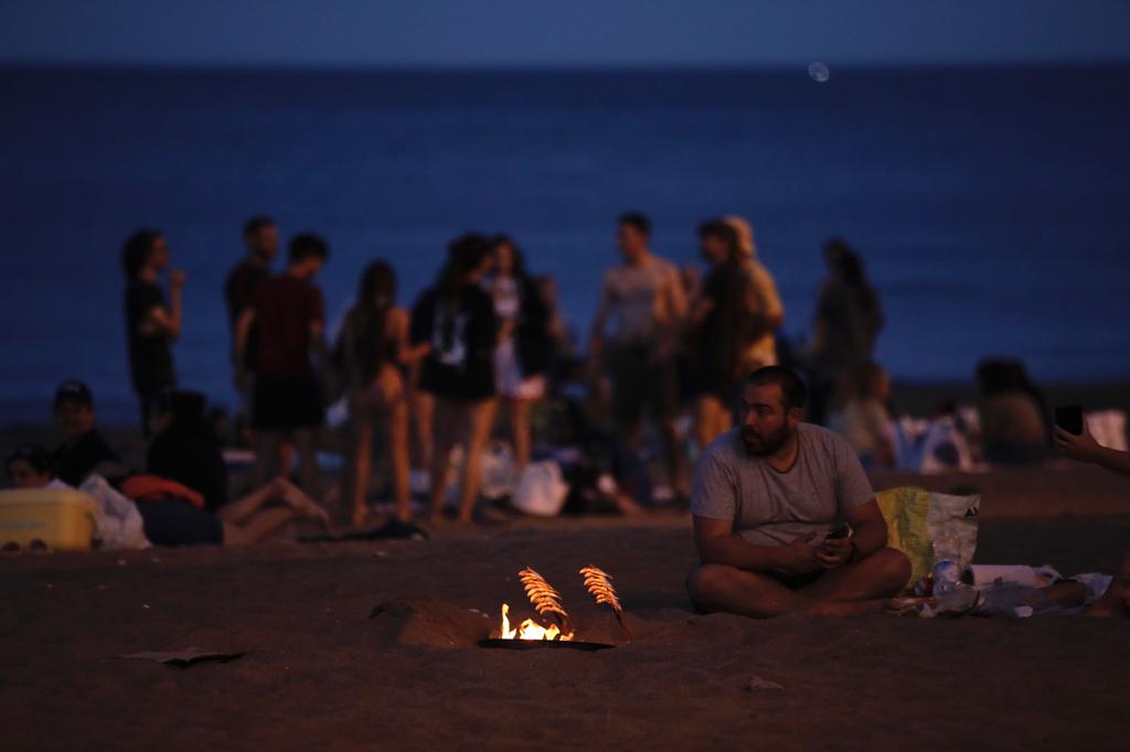 From Manilva to Maro, groups of families and friends celebrated the shortest night of the year around the bonfire.