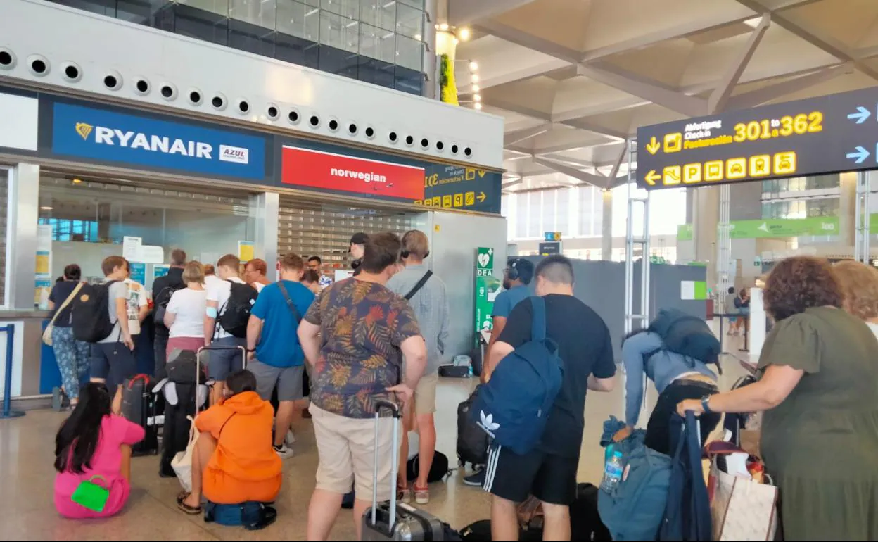Long queues at the Ryanair counter this Sunday at Malaga Airport.SUR