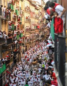 Imagen secundaria 2 - Pamplona's bull-running festival returns after two-year Covid hiatus